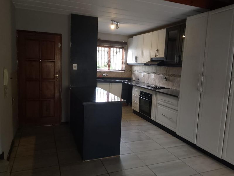 Cozy 3-Bed Townhouse in Tranquil Liefde en Vrede Complex - Photo 4