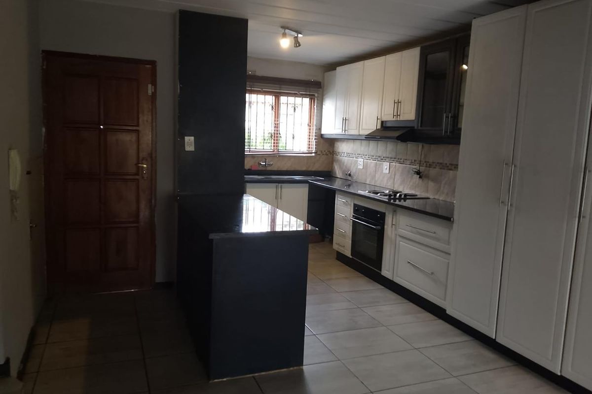 Cozy 3-Bed Townhouse in Tranquil Liefde en Vrede Complex - Photo 4