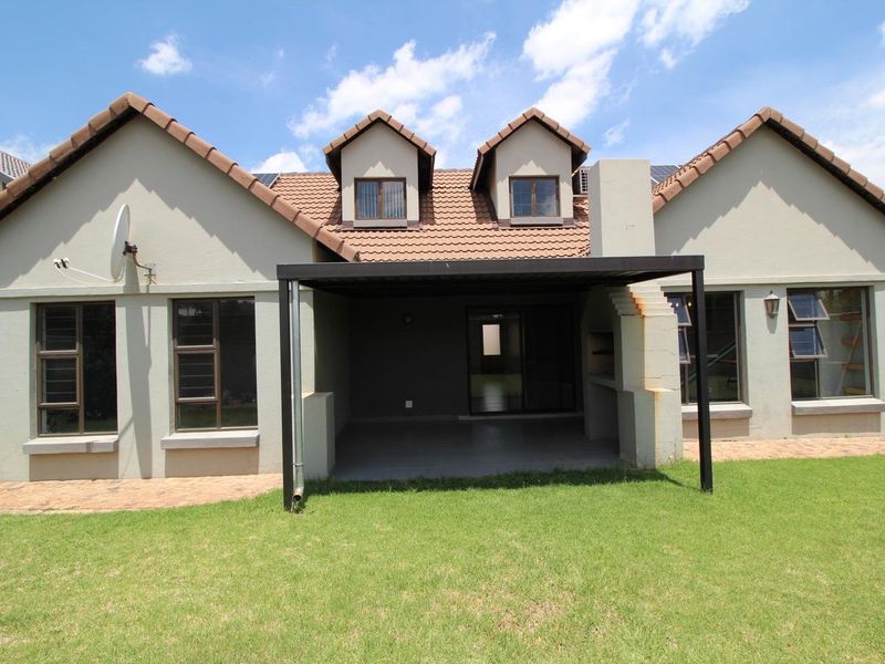 Modern 3-Bedroom Home with Solar in Brooklands Lifestyle Estate - Photo 4