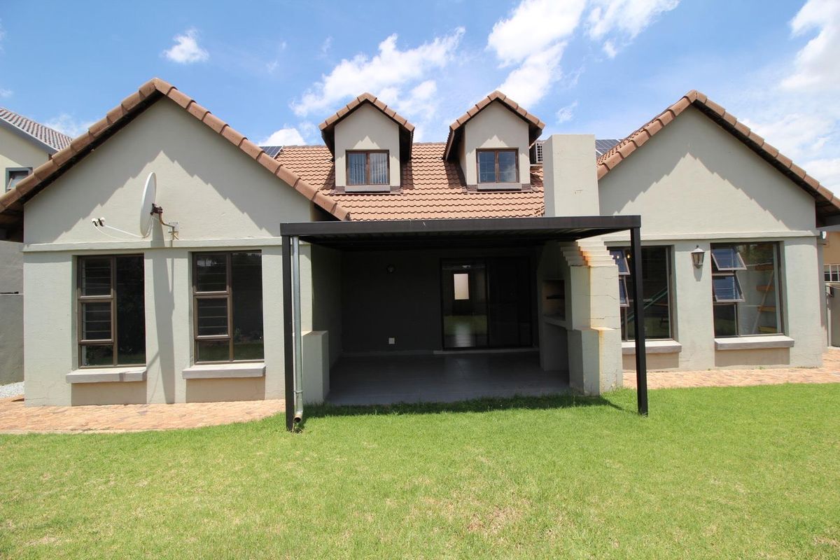 Modern 3-Bedroom Home with Solar in Brooklands Lifestyle Estate - Photo 4