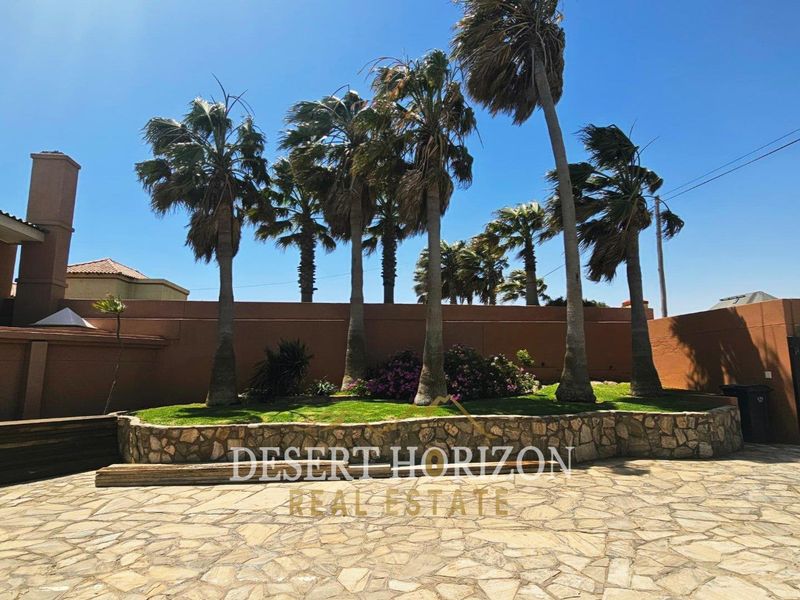 Lüderitz | Beautiful 5-Bedroom Seafront Home with a Unique Rock-Embedded Swimming Pool -Perfectly Blending with the Ocean Horizon - Photo 6