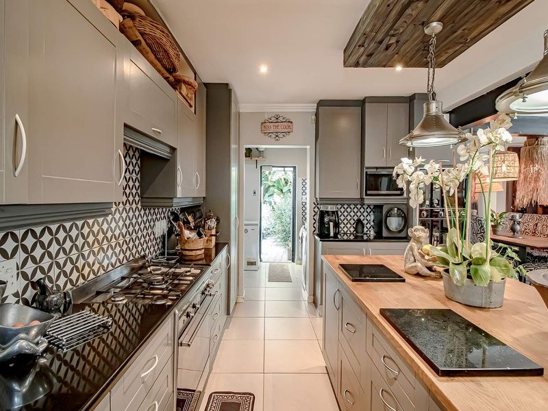 Refined Luxury & Entertainer’s Dream in Prestigious Bryanston East - Photo 10