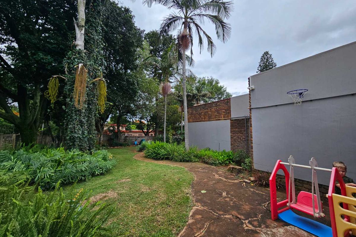 Spacious 3-Bdroom Home with swimming-pool and income generating Flatlet in Dorandia - Photo 5
