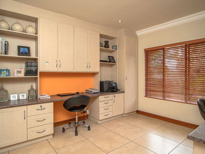 Gorgeous Tuscan style 4 Bedroom home in Lakefield  Benoni - Photo 5