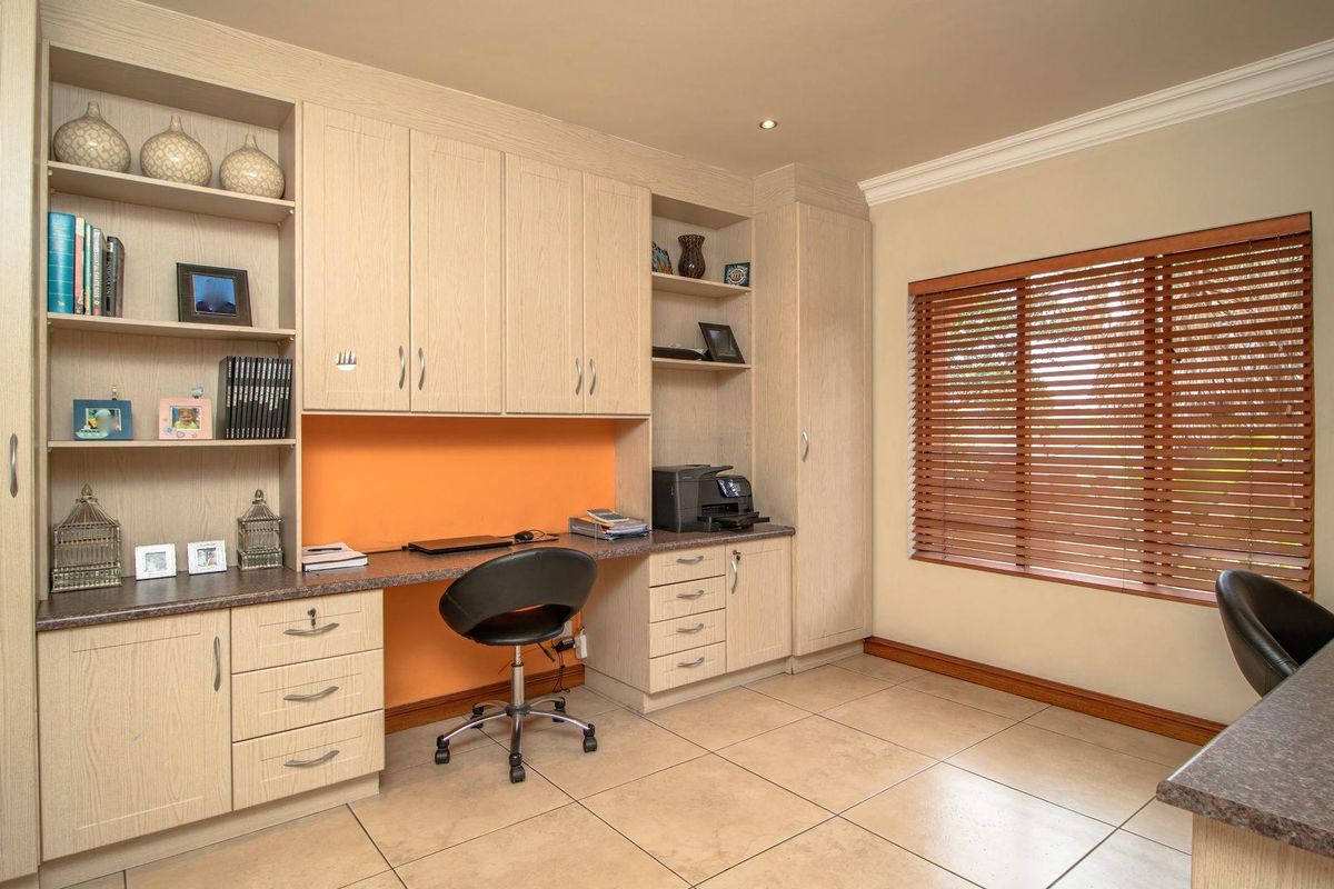 Gorgeous Tuscan style 4 Bedroom home in Lakefield  Benoni - Photo 5