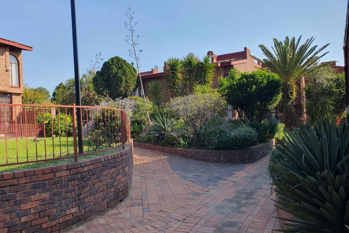 No Transfer Duty Linmeyer Gardens Sectional Title Facebrick Spacious Duplex - Photo 2