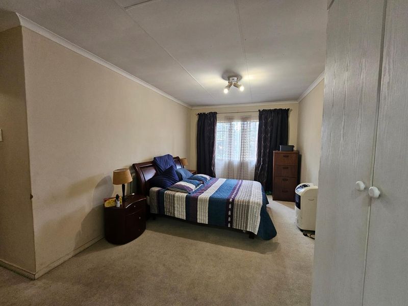 Spacious modern 3 Bedroom, 2 Bathroom Apartment with a garage. Great Investment close to the Gautrain station. - Photo 4