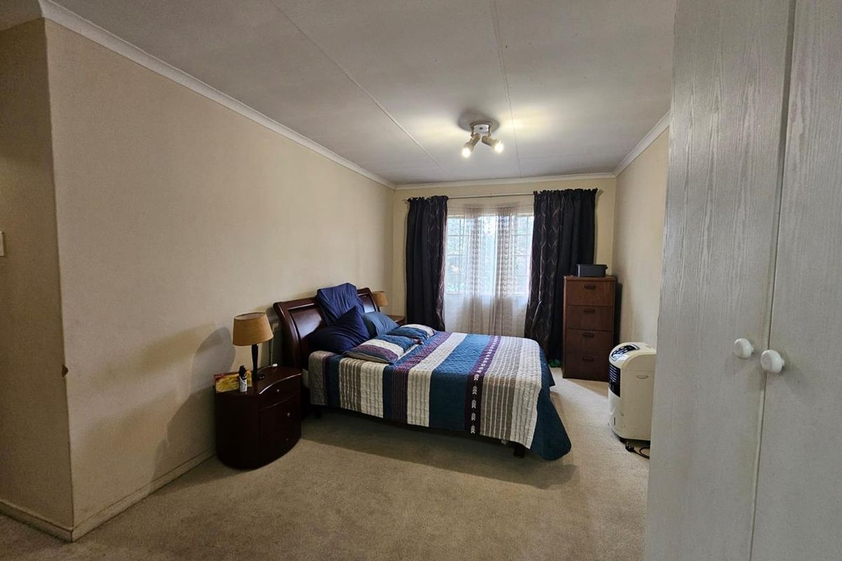 Spacious modern 3 Bedroom, 2 Bathroom Apartment with a garage. Great Investment close to the Gautrain station. - Photo 4
