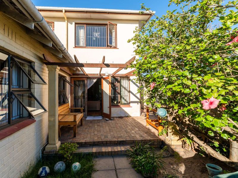 Spacious 6-Bedroom Family Home with Dual-Living Potential in Retreat - Photo 3