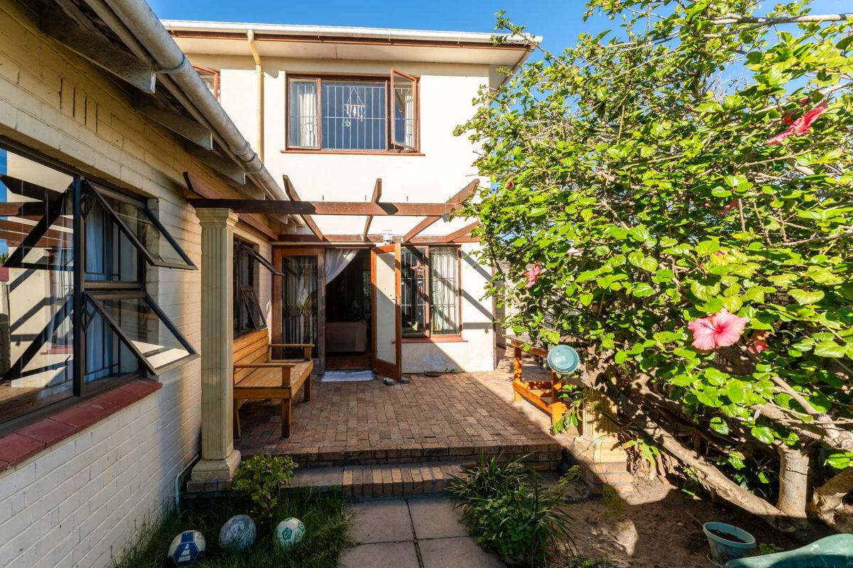Spacious 6-Bedroom Family Home with Dual-Living Potential in Retreat - Photo 3