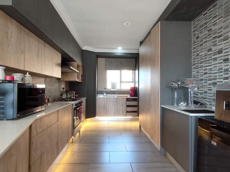 Well maintained family home with flat - Photo 6