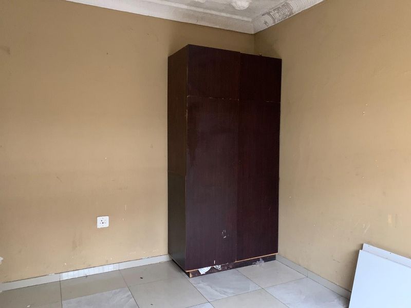 Charming 4-Bedroom Home with Additional Cottages in Rosettenville Rental Income R24k - Photo 8