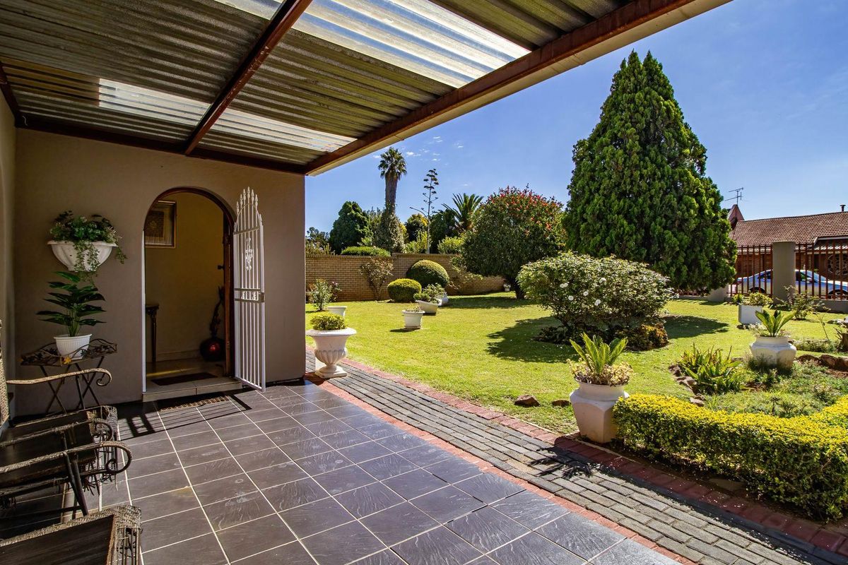 Elegant Family Retreat in Heart of Rynsoord! - Photo 2