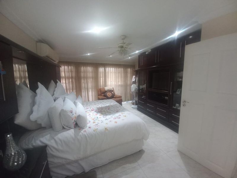 SPASCIOUS DUPLEX - Photo 4