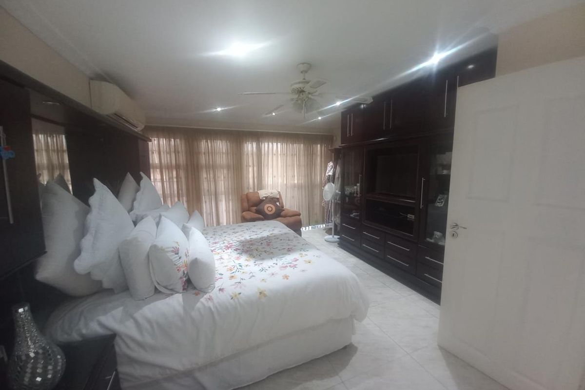 SPASCIOUS DUPLEX - Photo 4