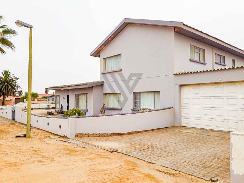 Spacious 6 Bedroom Home with 2 Bedroom Flatt. - Photo 6