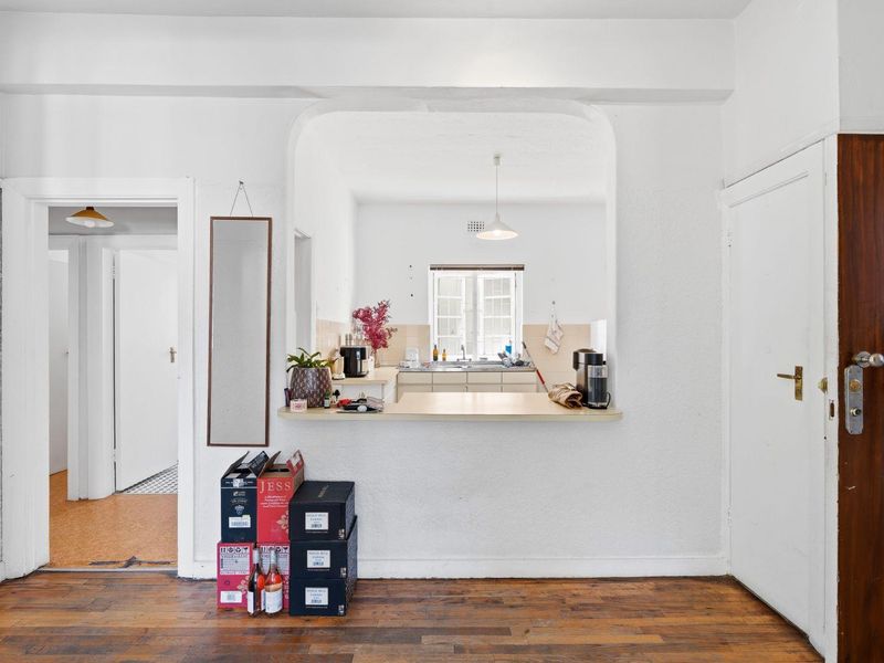 Charming Art Deco Corner Apartment with North Facing Views in Upper Gardens - Photo 10