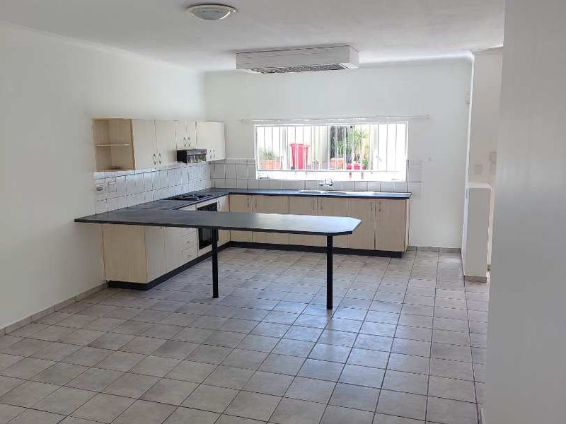 Very Spacious, Neat as a Pin Townhouse in Secure Complex with a Pet Friendly Garden - Photo 4