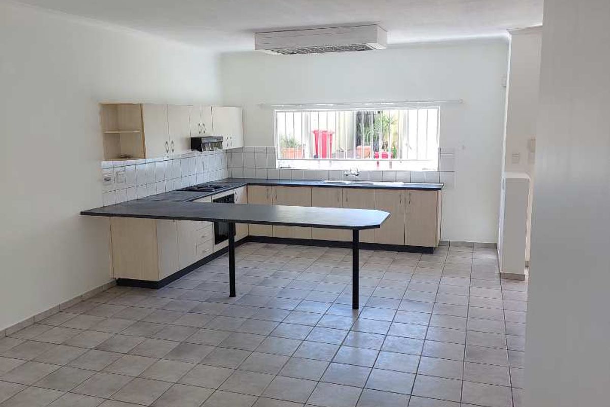 Very Spacious, Neat as a Pin Townhouse in Secure Complex with a Pet Friendly Garden - Photo 4