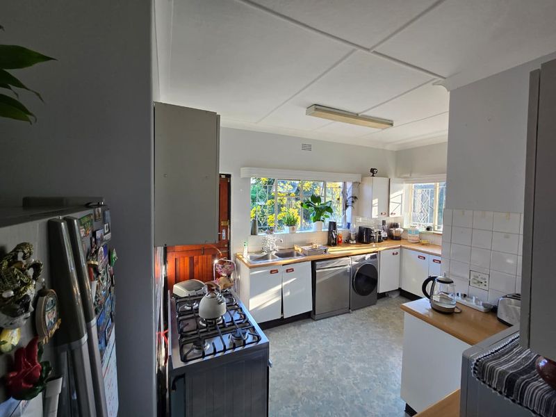 Spacious Living Awaits: 3 Beds, Open Plan, & Massive Backyard! - Photo 7