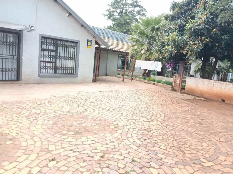 HUGE 7,498 ha PLOT FOR SALE IN LILYVALE, BENONI - WITH 2 HOUSES - Photo 4