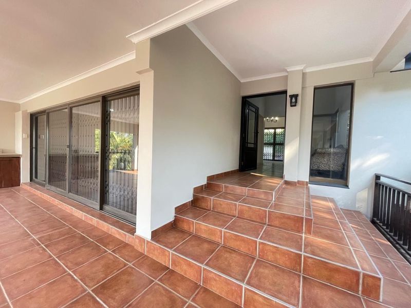Family Home with Exceptional Entertainment Area - Photo 4