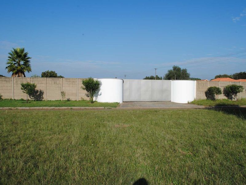 Fully walled this large, Spacious stand. Let your imagine go. - Photo 3