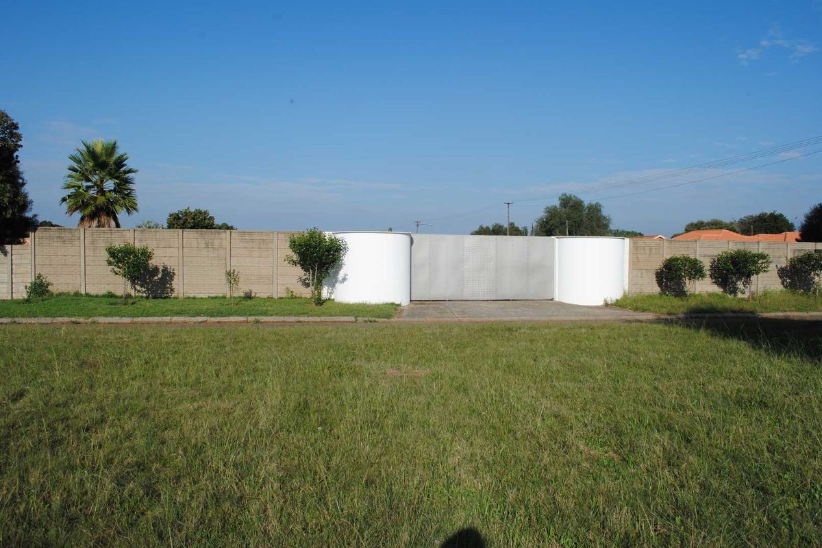 Fully walled this large, Spacious stand. Let your imagine go. - Photo 3