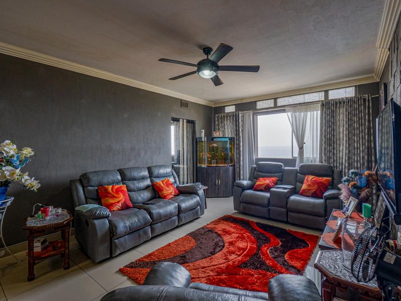 Spacious home - Photo 5