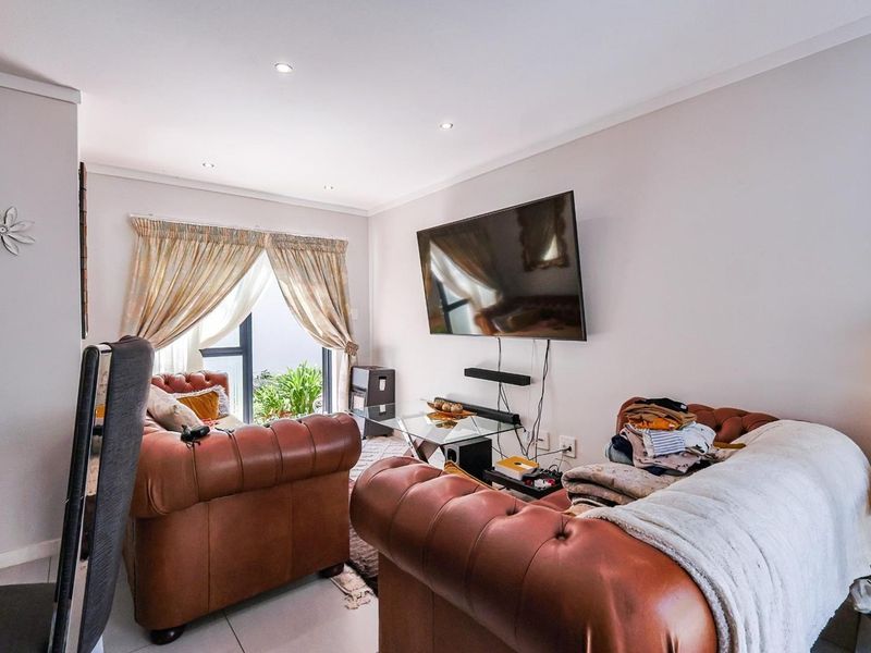 Spacious 2-Bedroom, 2-Bathroom Duplex in Equestria - Photo 5