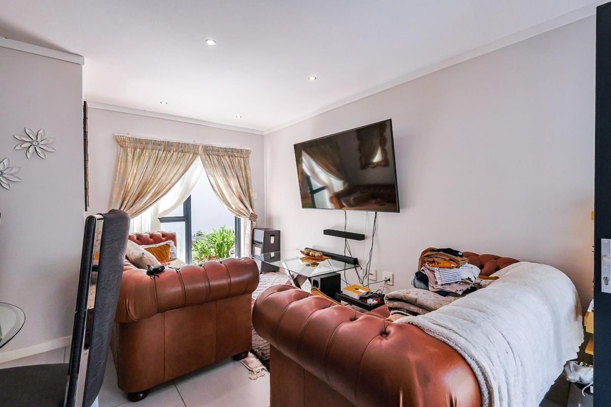 Spacious 2-Bedroom, 2-Bathroom Duplex in Equestria - Photo 5