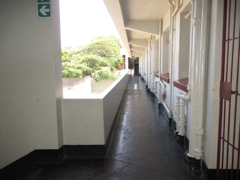 Bachelor flat in Sydenham - Photo 2