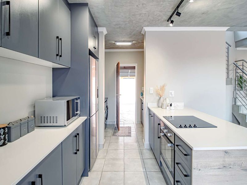 Three bedroom home in secure estate - Photo 7