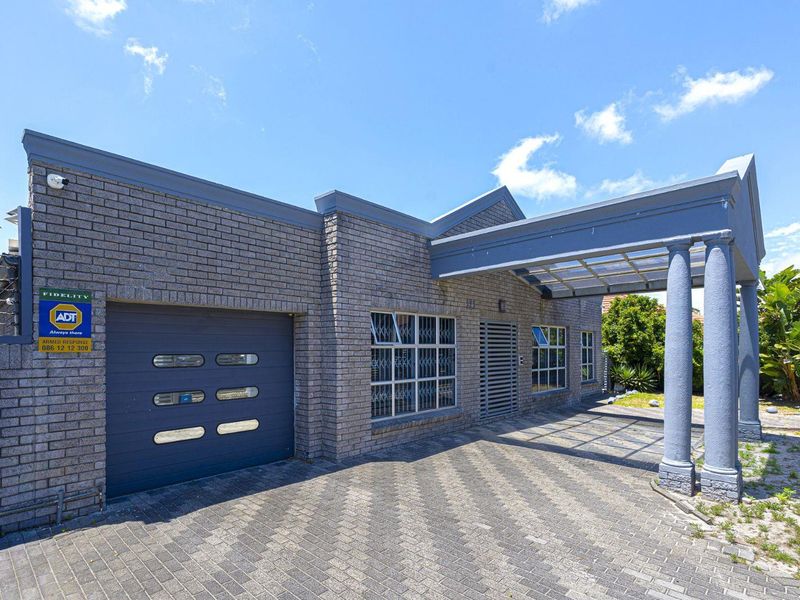 A Prestigious Rondebosch East Gem – Contemporary Elegance on a 620sqm Erf - Photo 2