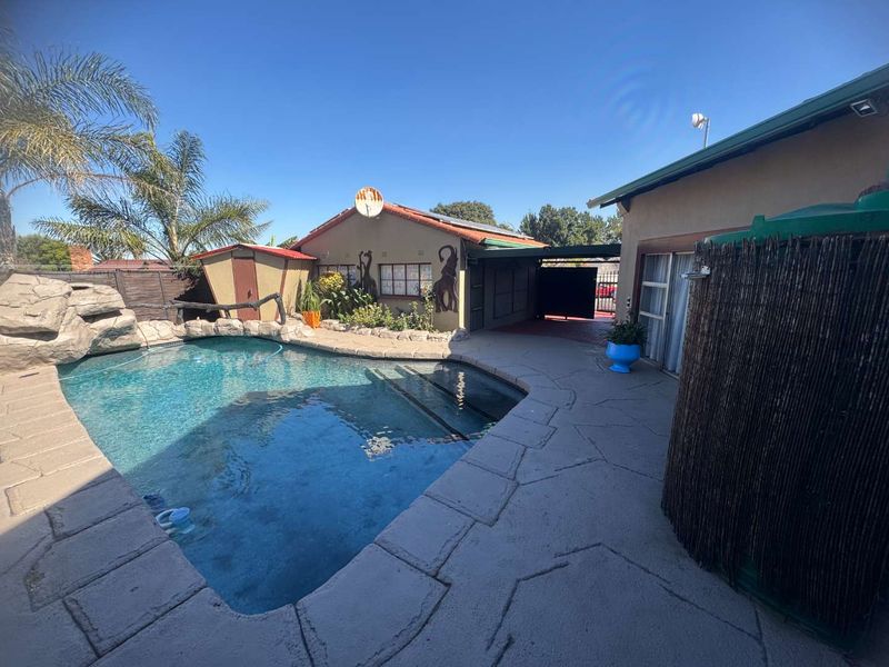 Family Home with Large Flatlet for Sale - Photo 4