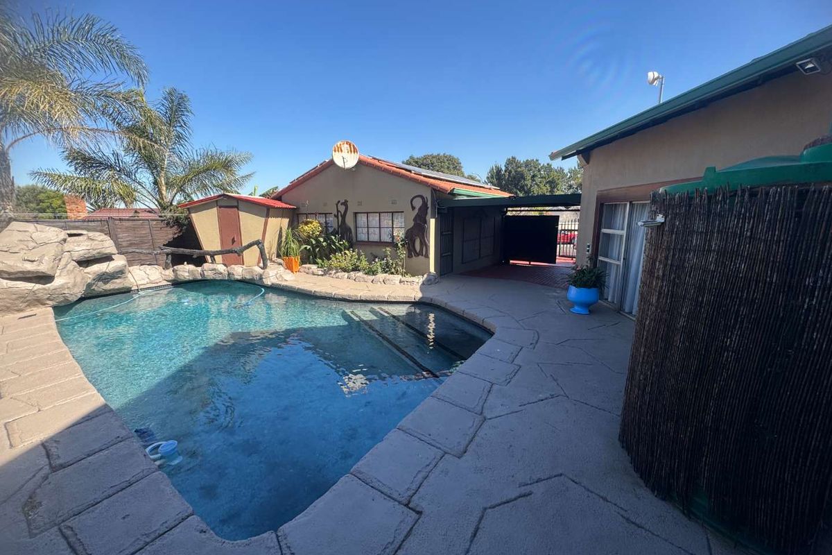 Family Home with Large Flatlet for Sale - Photo 4