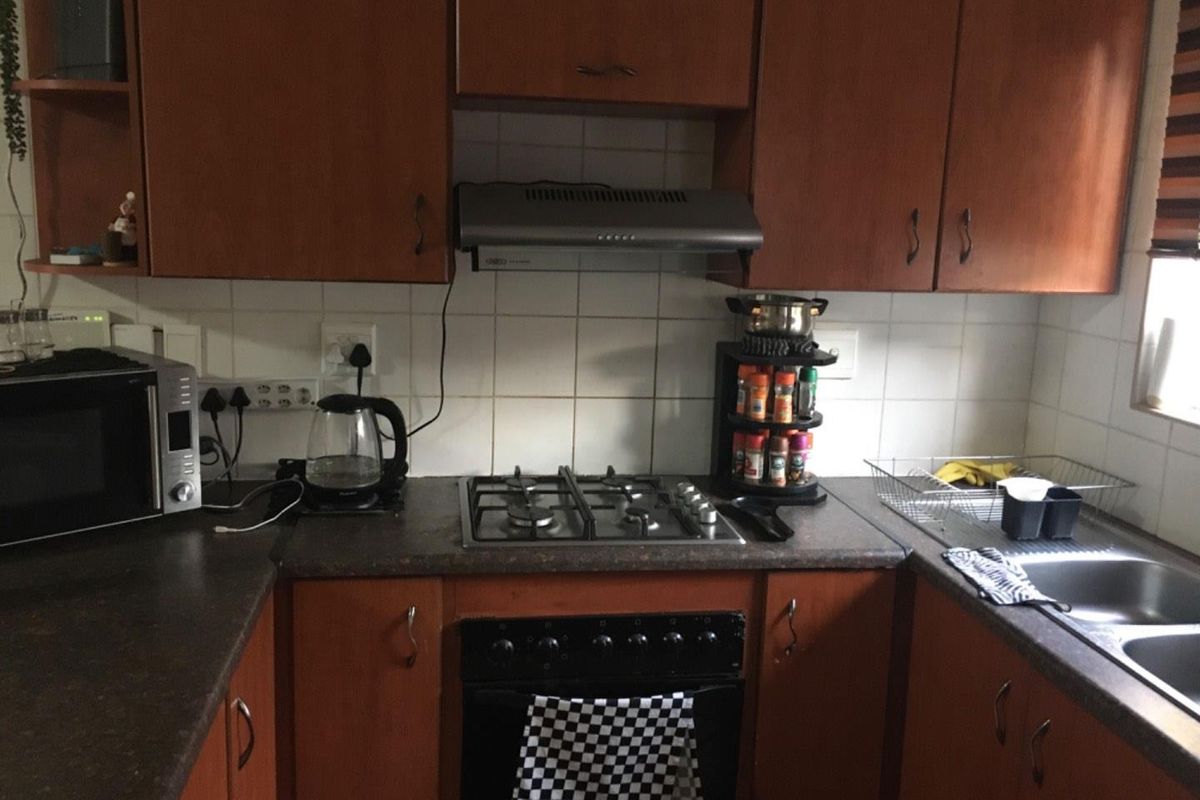 Spacious duplex in guarded security complex - Open to an offer! - Photo 4