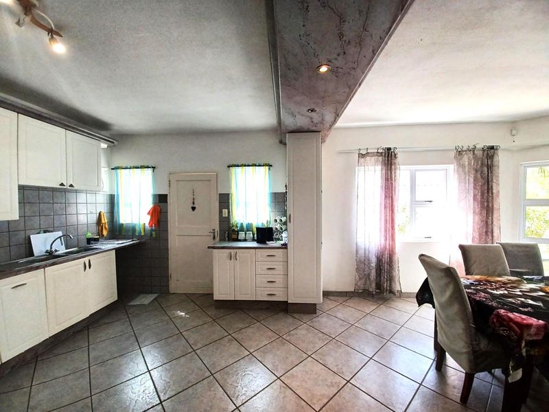 Kleine Kuppe - Spacious Double-Storey Home – N$ 2.7 Million (CC Registered) - Photo 4
