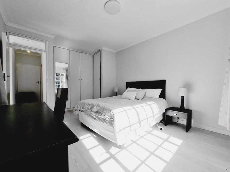 SPACIOUS (67 m2)  RENOVATED 1 BEDROOM SANDTON APARTMENT IN SECURE TREE-FILLED COMPLEX IN PRIME LOCATION - Photo 9