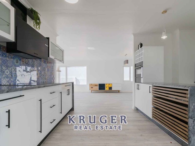 Immaculate Renovated Home with Separate flat - Photo 5