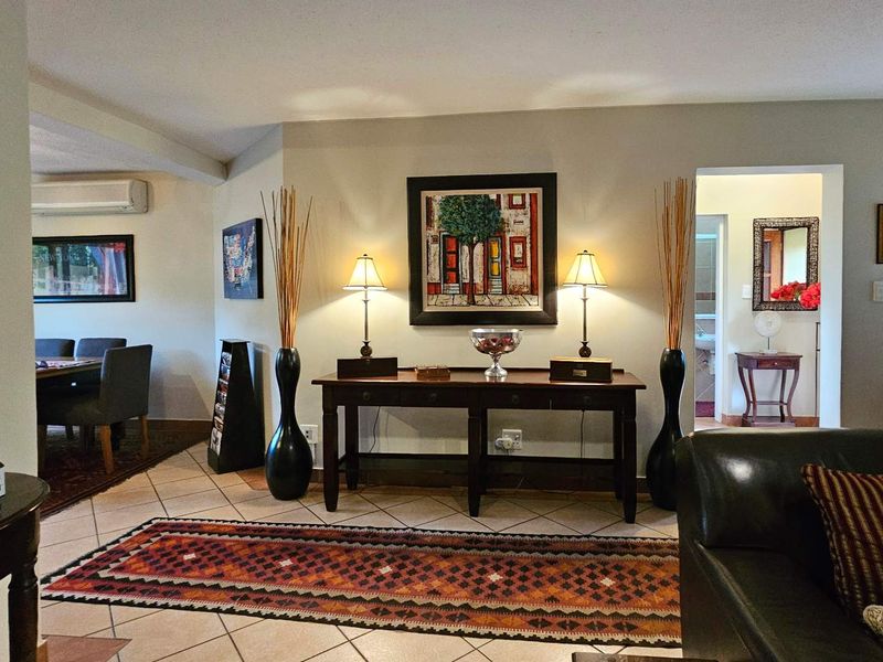 Luxurious newly renovated 4 bedroom townhouse with solar. - Photo 6