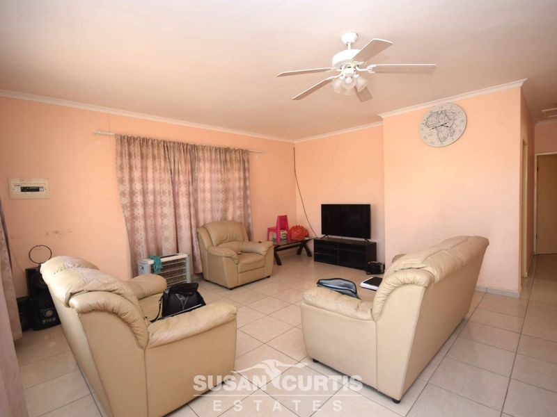 Live & Earn: 3-Bedroom House with Rental Flats! - Photo 2
