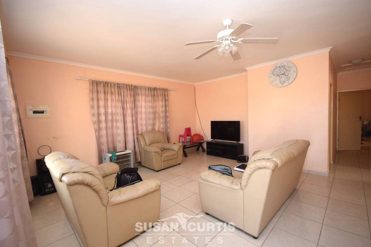 Live & Earn: 3-Bedroom House with Rental Flats! - Photo 2