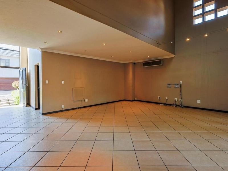 A Grand Canvas of Space & Light – Waiting for a Family to Call It Home - Photo 9