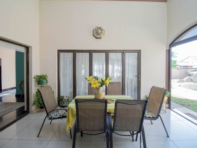 Exquisite Double Story 5 bedroom home in Lakefield Ext. 21 - Photo 6