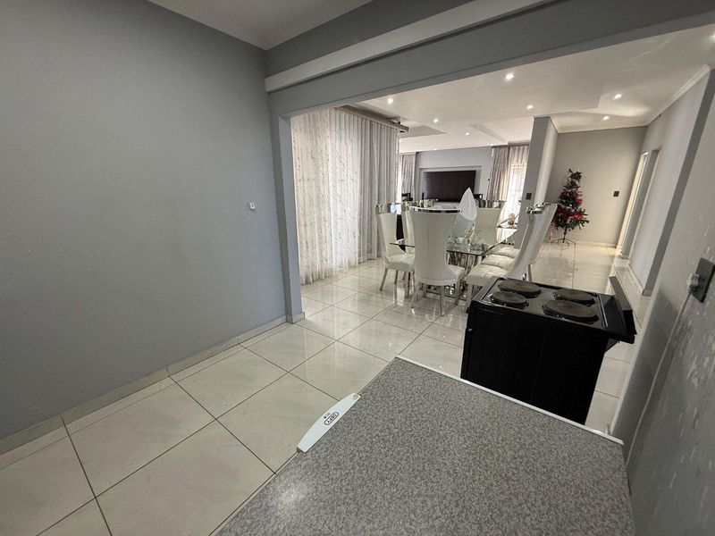 Contemporary 4 En-Suite Bedroom Residence with Versatile Gym and Premium Finishes - Photo 8