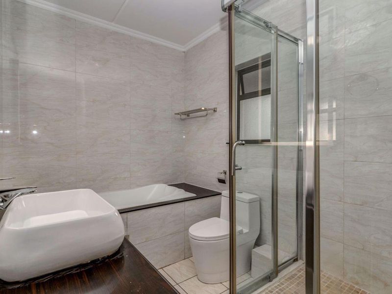 A Modern Ground Floor Unit - Photo 5