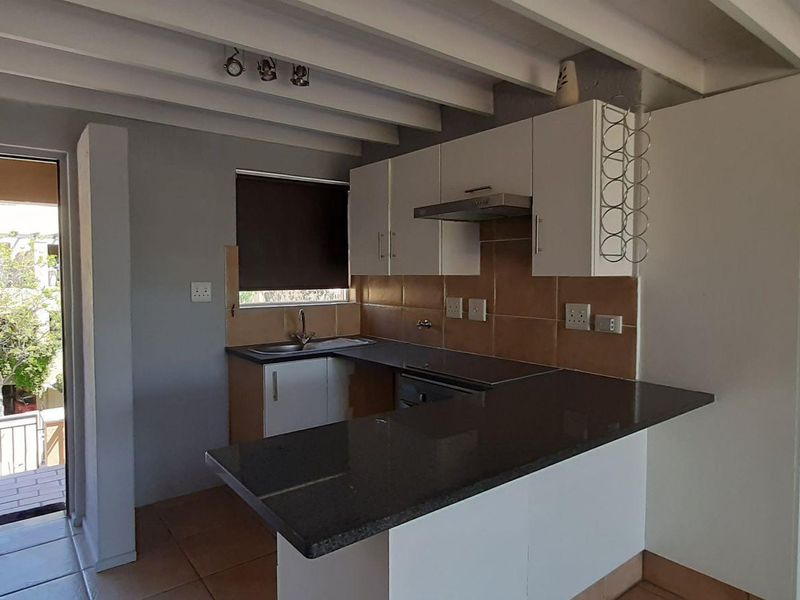 Spacious 2 bed, 1 bath loft apartment available in Lonehill - Photo 4