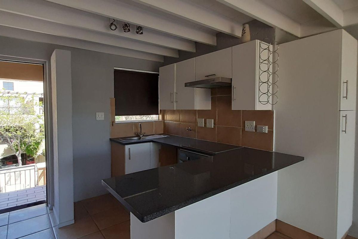 Spacious 2 bed, 1 bath loft apartment available in Lonehill - Photo 4