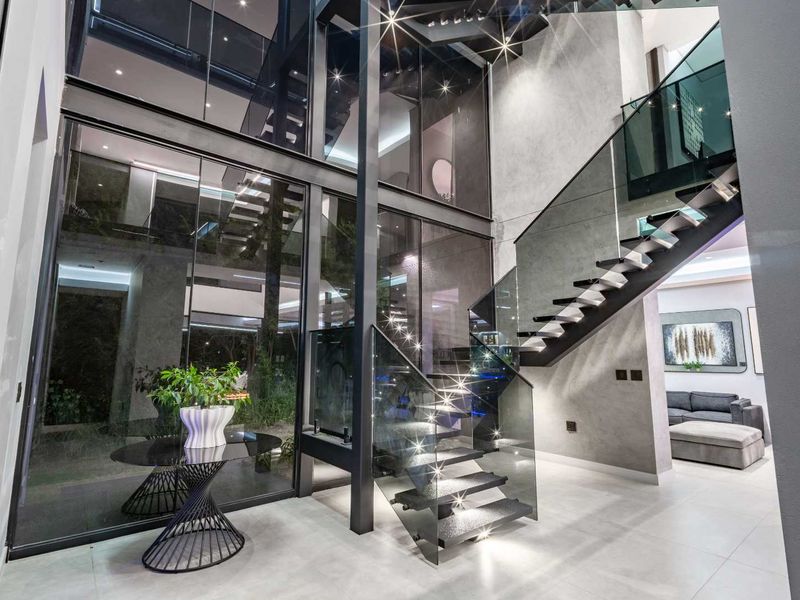 The "James Bond" Residence of Steyn City: A Masterpiece in Glass & Gloss - Photo 4